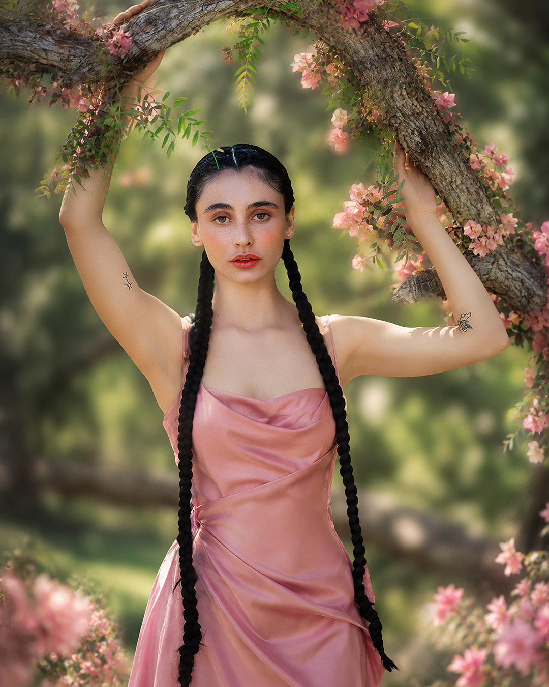 Retrato artístico de mujer entre ramas floridas
